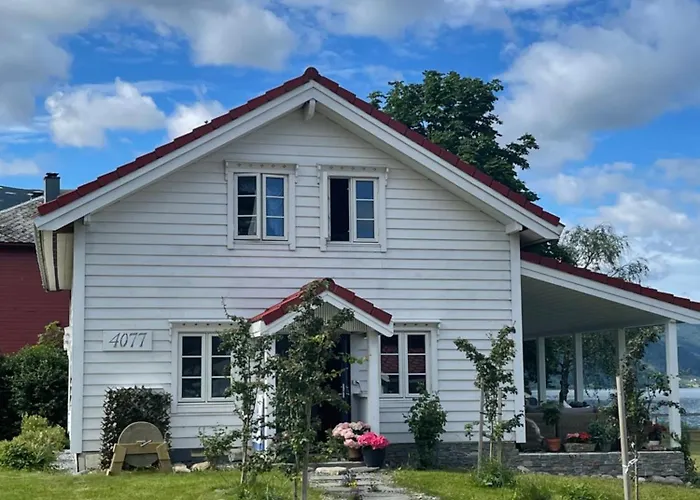 Charming House By The Fjord *