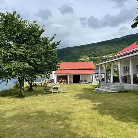 Charming House By The Fjord Utvik