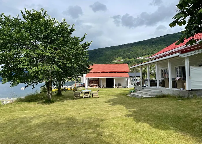 Charming House By The Fjord Utvik